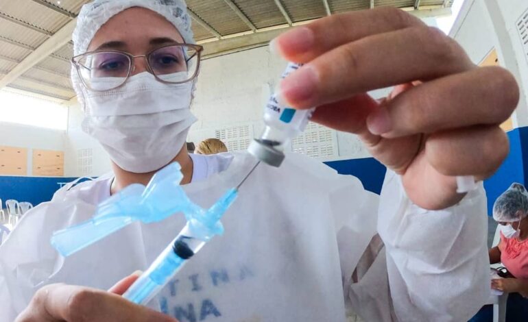  SAÚDE – Vacinação bivalente é liberada para toda a população adulta
